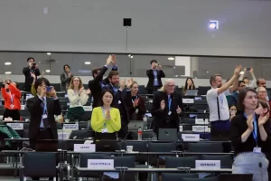 Photo: Delegates celebrating the approval of the ‘Summary for the Policymakers.’ IISD / ENB / Anastasia Rodopoulou.